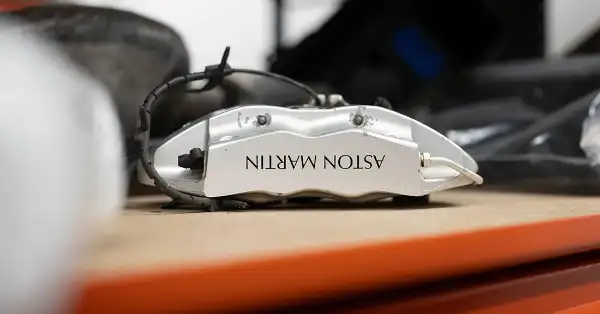 Véritable étrier de frein argenté Aston Martin sur une étagère dans l'entrepôt d'Eurospares.