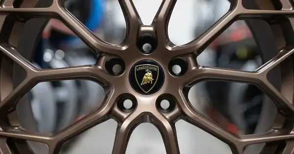 Gros plan sur une jante en alliage bronze de Lamborghini Huracán avec son badge central.
