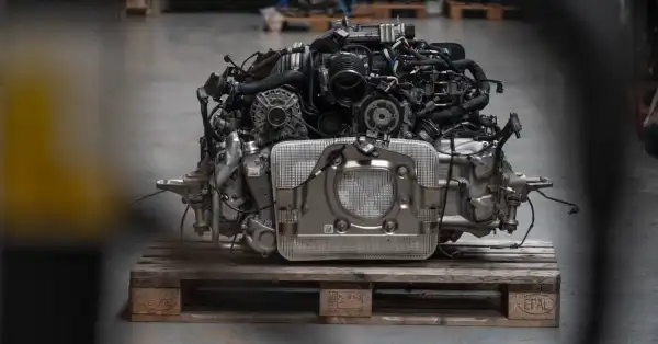 Gros plan sur un moteur de Porsche 992 GT3 impeccable, laissant apparaître ses composants internes.