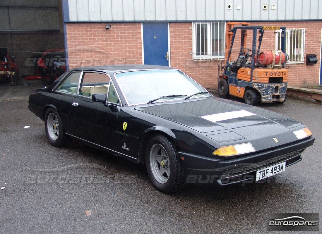 Ferrari 400i (1983 Mécanique) se prépare à être démonté pour les pièces à Eurospares