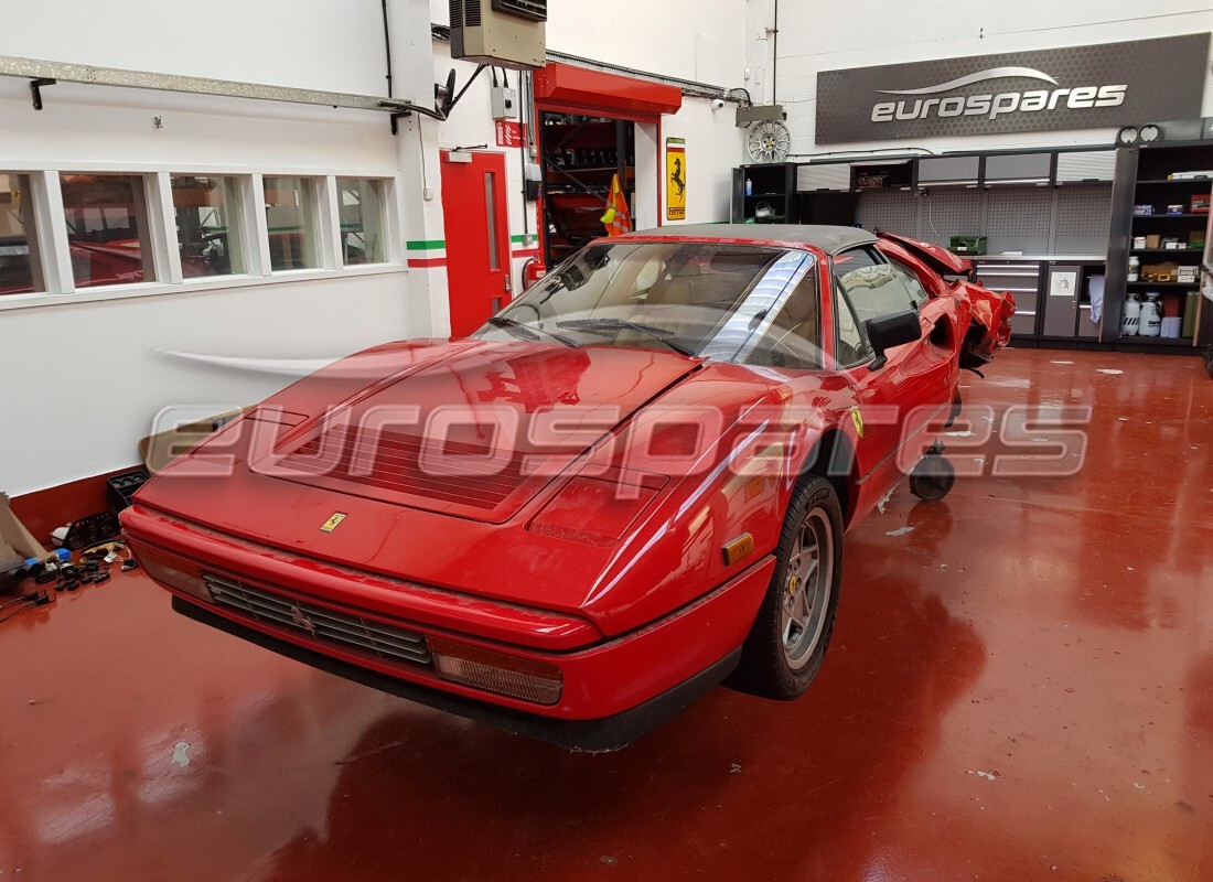 Ferrari 328 (1988) se prépare à être démonté pour les pièces à Eurospares