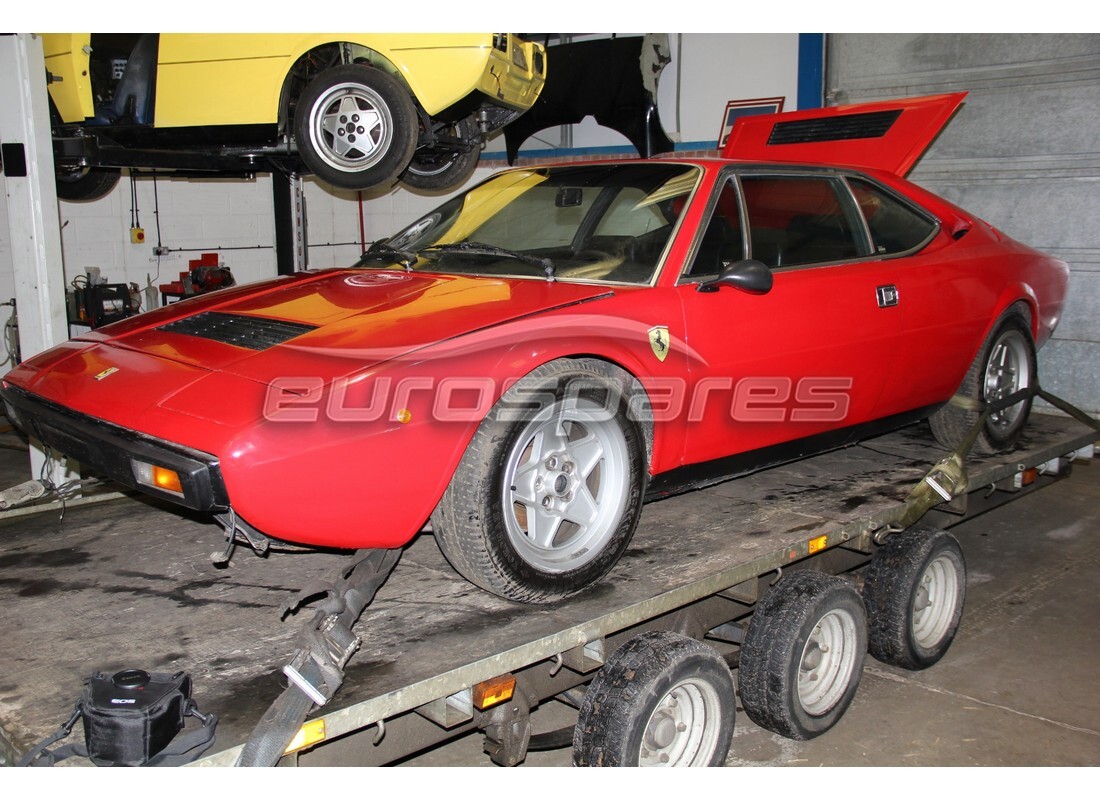 Ferrari 308 GT4 Dino (1979) se prépare à être démonté pour des pièces chez Eurospares