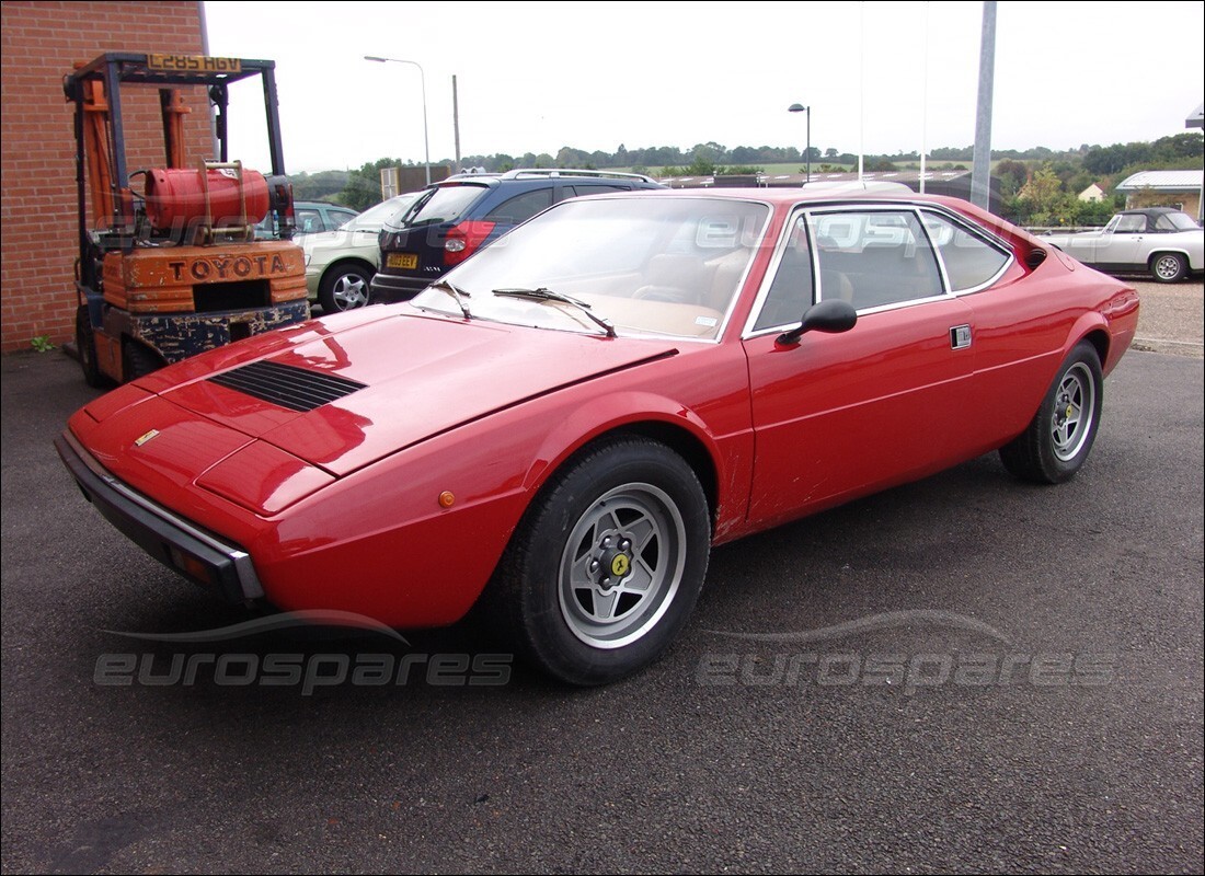 Ferrari 308 GT4 Dino (1979) se prépare à être démonté pour des pièces chez Eurospares