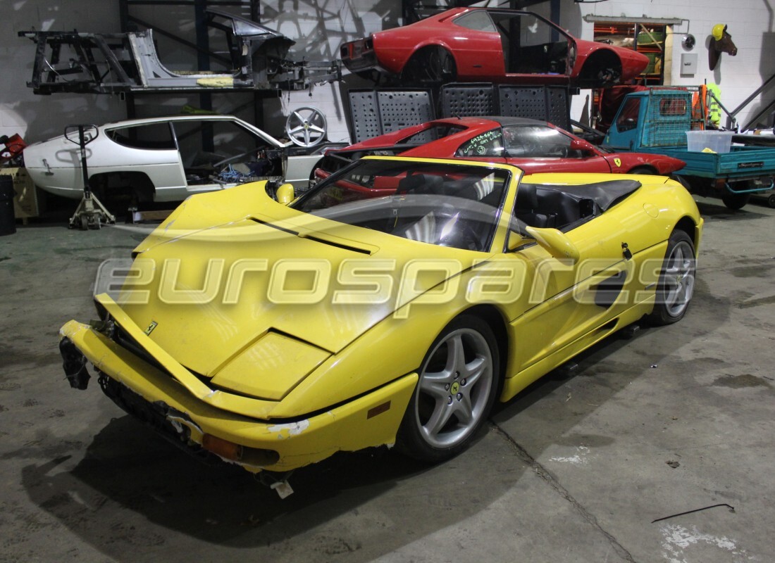 Ferrari 355 (5.2 Motronic) se prépare à être démonté pour les pièces chez Eurospares