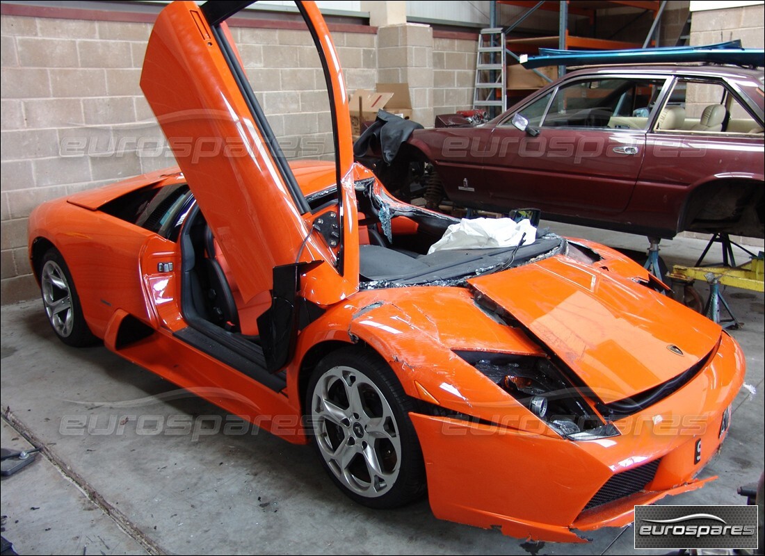 Lamborghini Murcielago Coupé (2003) se prépare à être démonté pour les pièces chez Eurospares