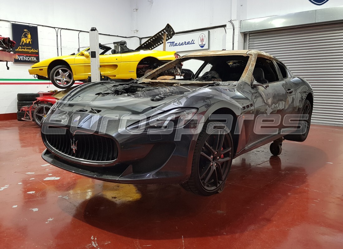Maserati Granturismo MC Stradale (2011) se prépare à être démonté pour pièces à Eurospares