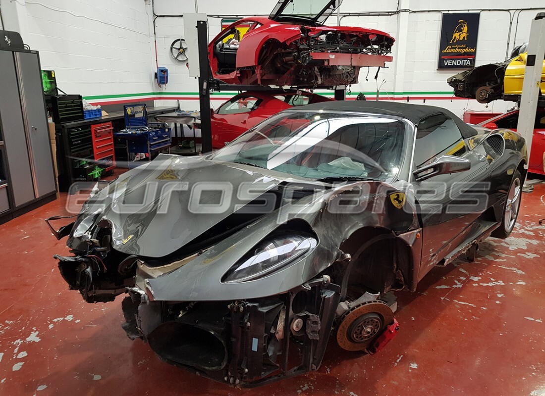Ferrari F430 Spider (Europe) se prépare à être démonté pour pièces chez Eurospares