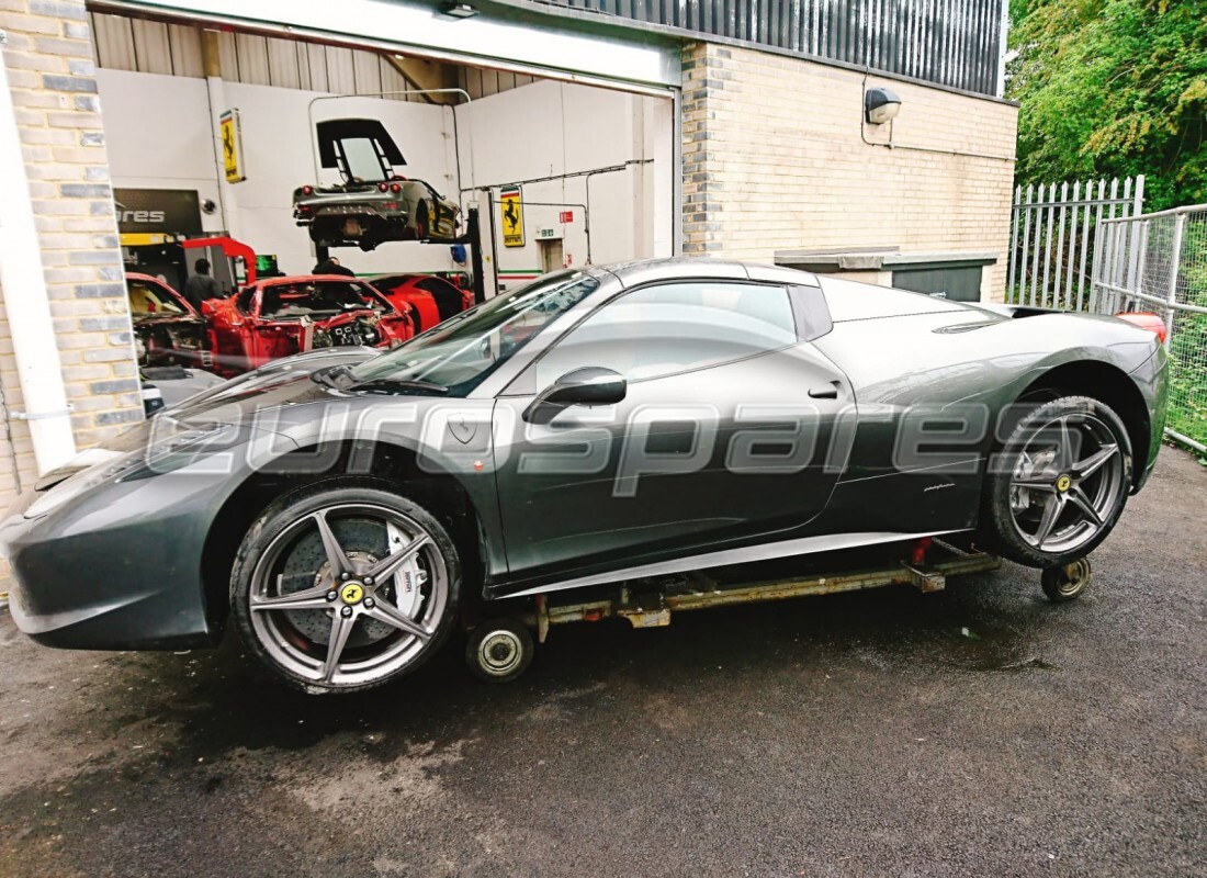 Ferrari 458 Spider (Europe) se prépare à être démonté pour pièces chez Eurospares