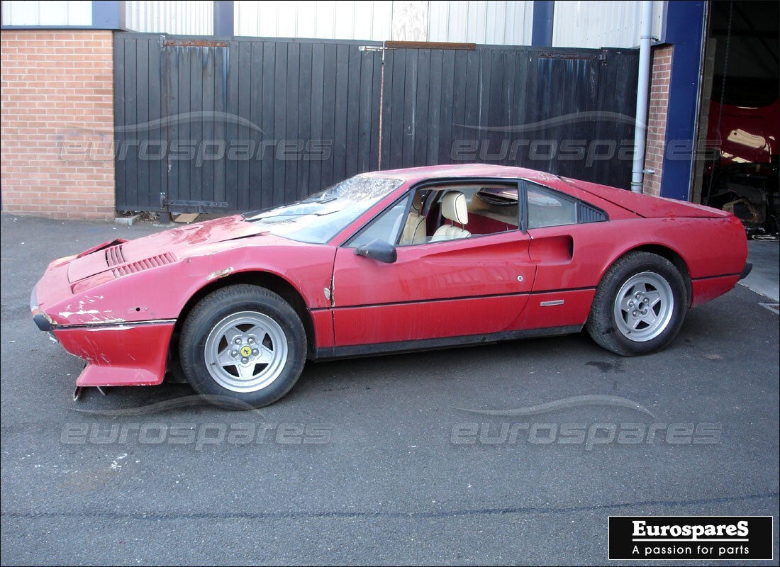 Ferrari 308 Quattrovalvole (1985) se prépare à être démonté pour les pièces à Eurospares