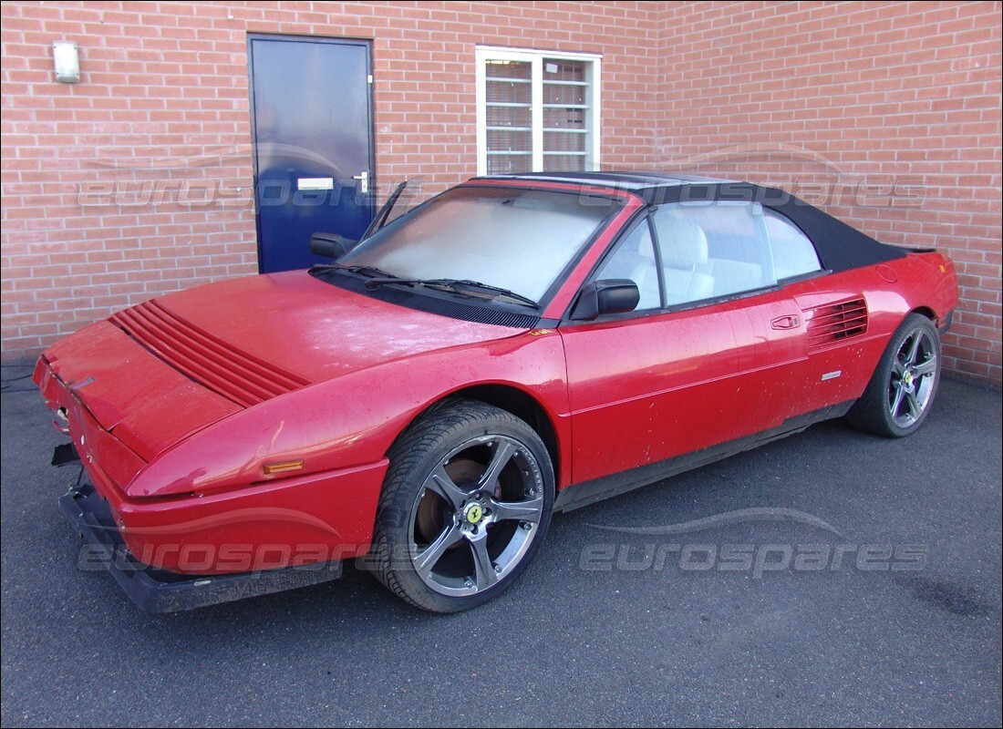 Ferrari Mondial 3.4 t Coupe/Cabrio se prépare à être démonté pour les pièces à Eurospares