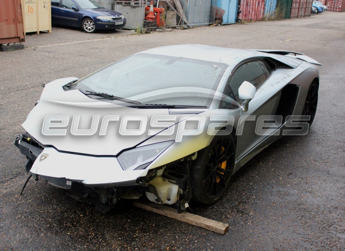 Lamborghini LP700-4 Le coupé (2014) se prépare à être démonté pour les pièces chez Eurospares