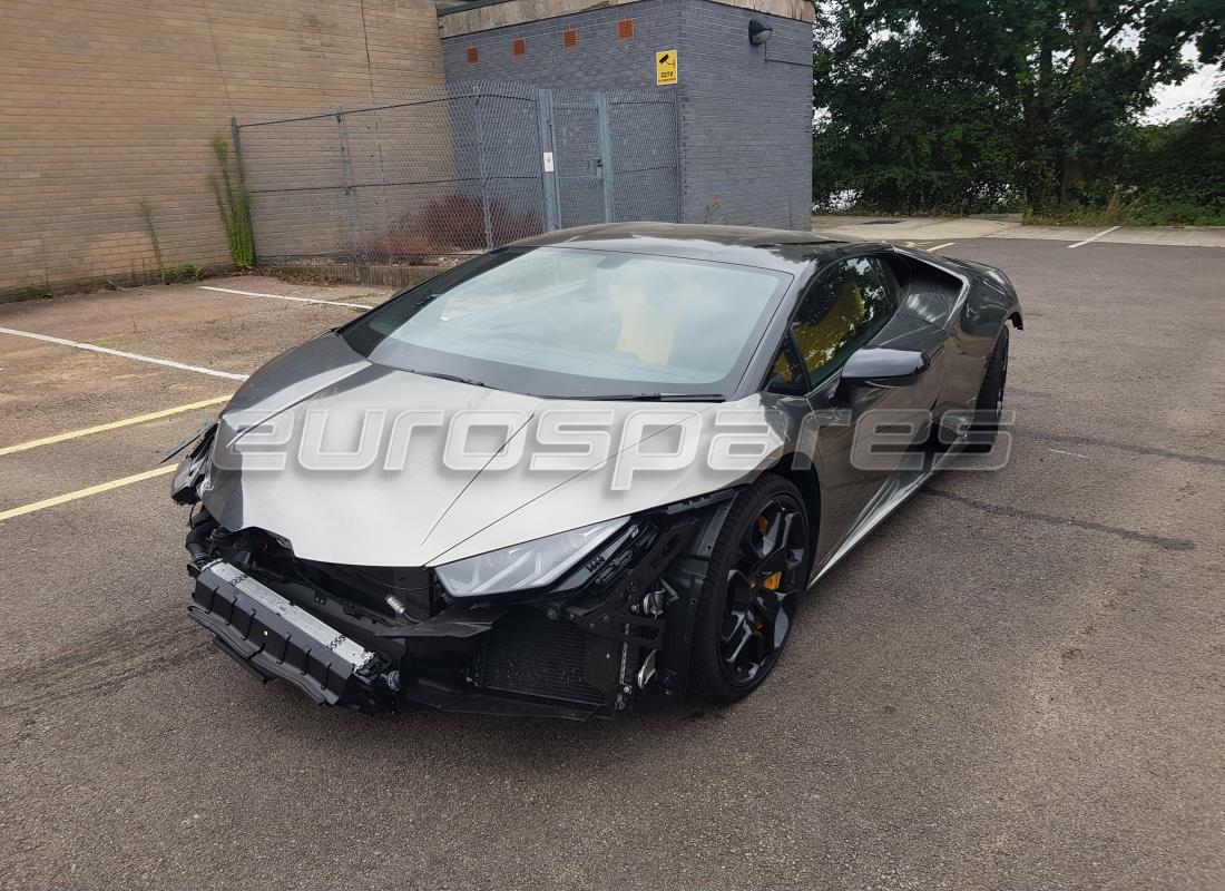 Lamborghini LP610-4 Le coupé (2016) se prépare à être démonté pour les pièces chez Eurospares