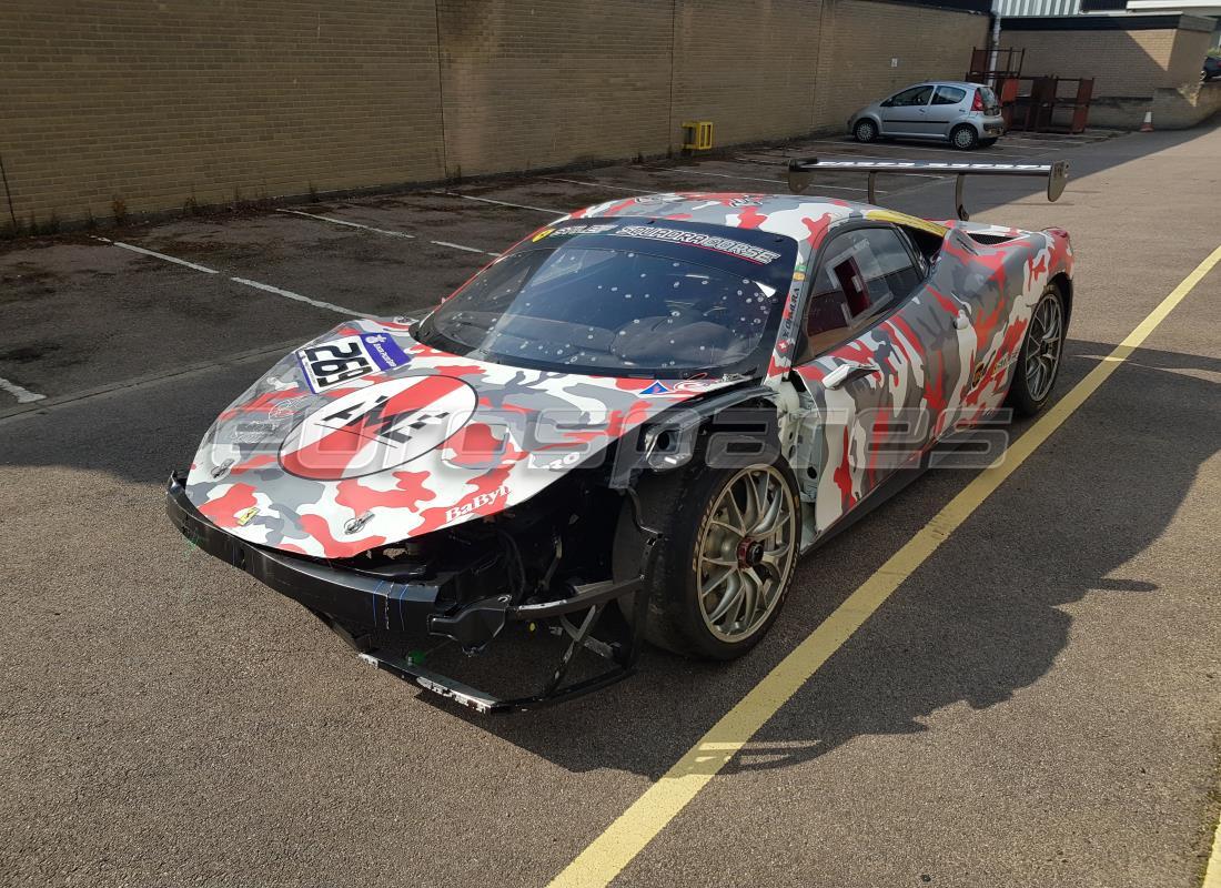 Ferrari 458 Challenge se prépare à être démonté pour les pièces à Eurospares