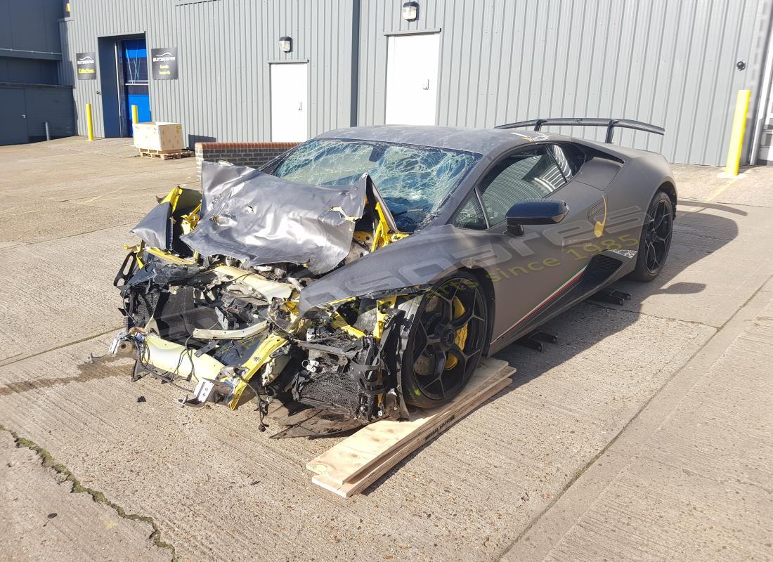 Lamborghini Performante Coupé (2018) se prépare à être démonté pour les pièces chez Eurospares