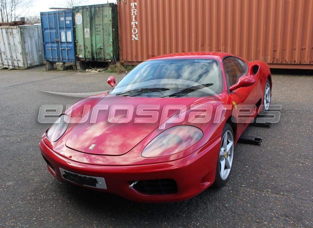 Ferrari 360 Modena se prépare à être démonté pour les pièces à Eurospares