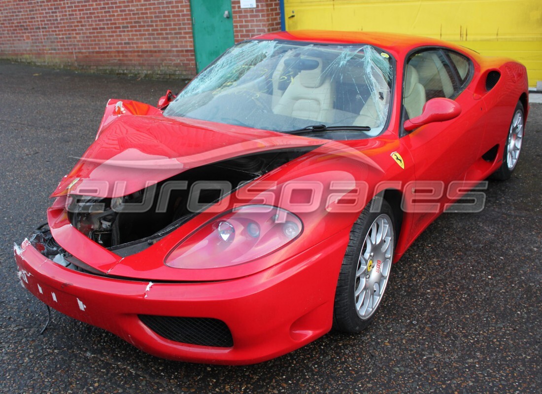 Ferrari 360 Modena se prépare à être démonté pour les pièces à Eurospares