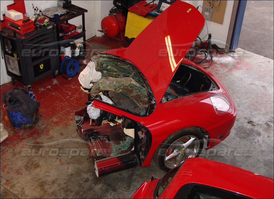 Ferrari 360 Modena se prépare à être démonté pour les pièces à Eurospares