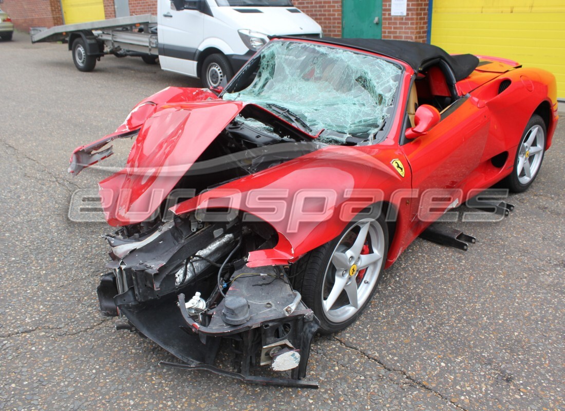 Ferrari 360 Spider se prépare à être démonté pour les pièces à Eurospares
