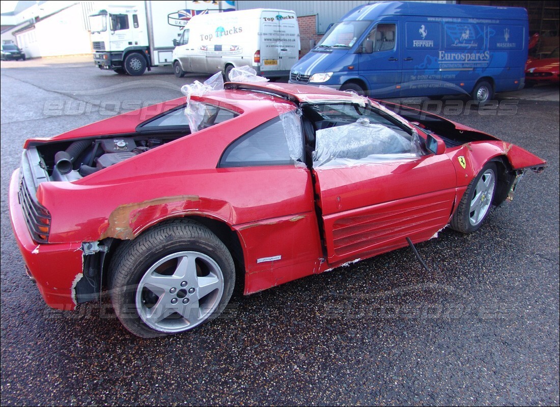 Ferrari 348 (2.7 Motronic) se prépare à être démonté pour les pièces chez Eurospares