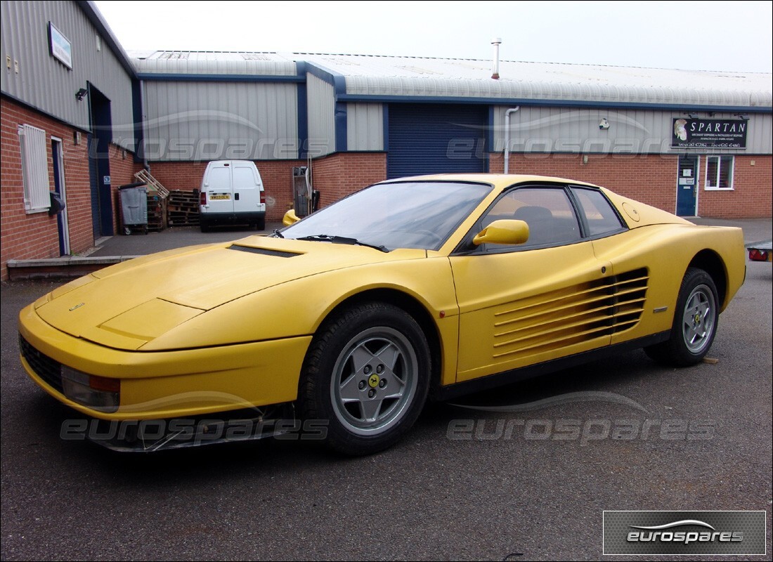 Ferrari Testarossa (1990) se prépare à être démonté pour pièces à Eurospares