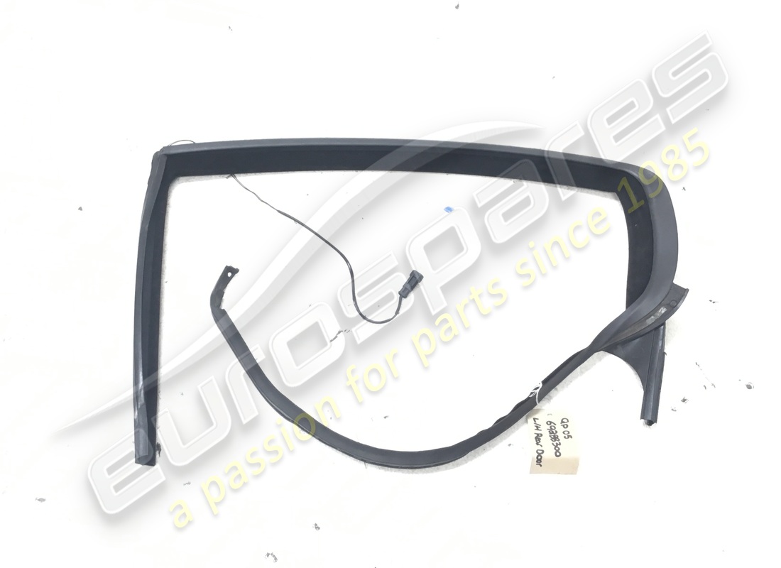 GUIDE DE VITRE DE PORTE ARRIÈRE GAUCHE D'OCCASION Maserati GA. NUMÉRO DE PIÈCE 69288300 (1)