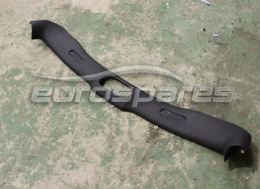 Ferrari GARNITURE SUPÉRIEURE DE PARE-BRISE UTILISÉE. NUMÉRO DE PIÈCE 685037.. (1)