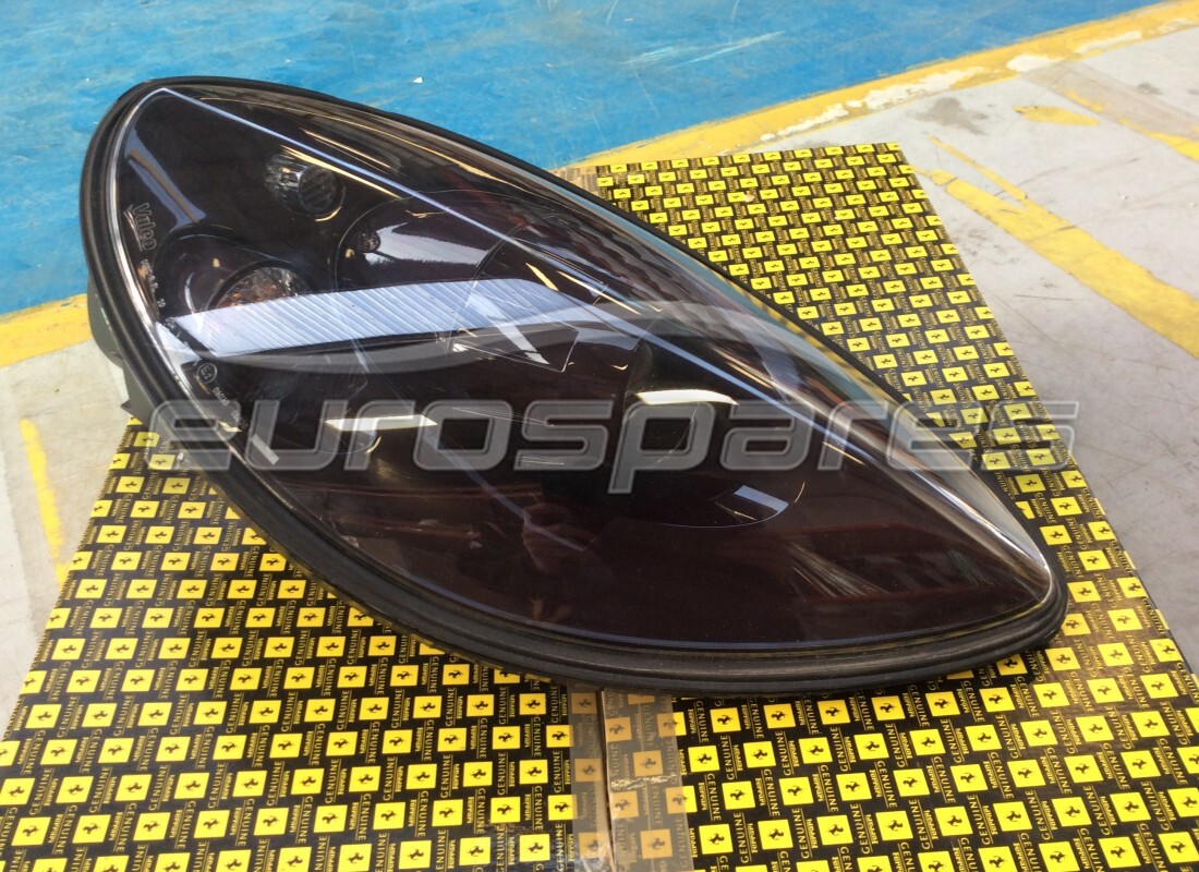 UTILISÉ Ferrari PHARE DROIT ROSSO RUBINO MICA RHD . NUMÉRO DE PIÈCE 72149589 (1)