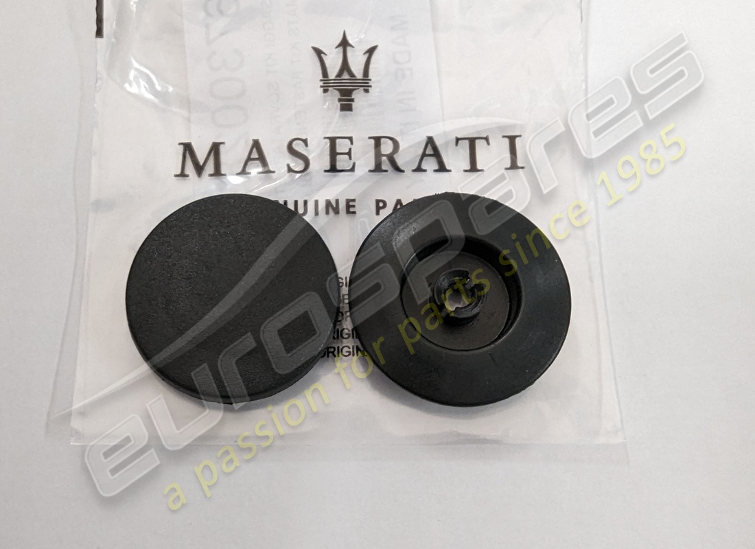 nouveau kit de fixations pour tapis noirs maserati. référence 673002895 (2)