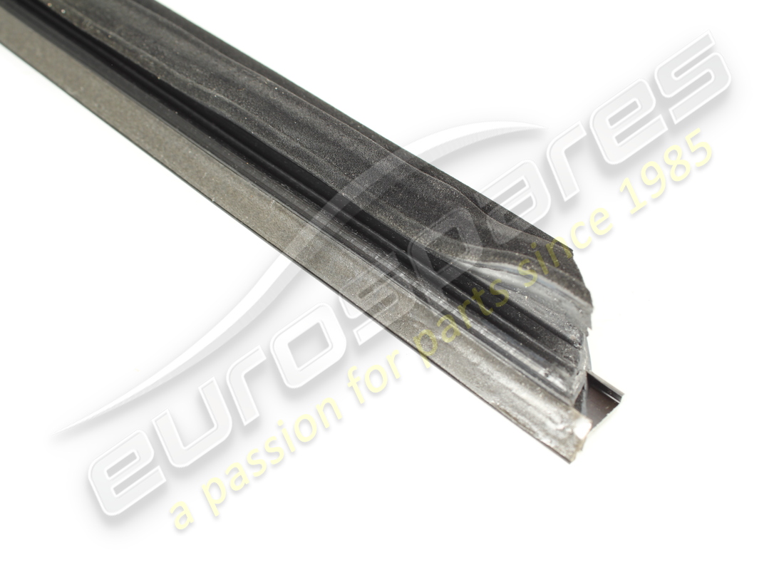 joint de grattoir de vitre extérieure gauche d'occasion maserati. numéro de pièce 82076100 (4)
