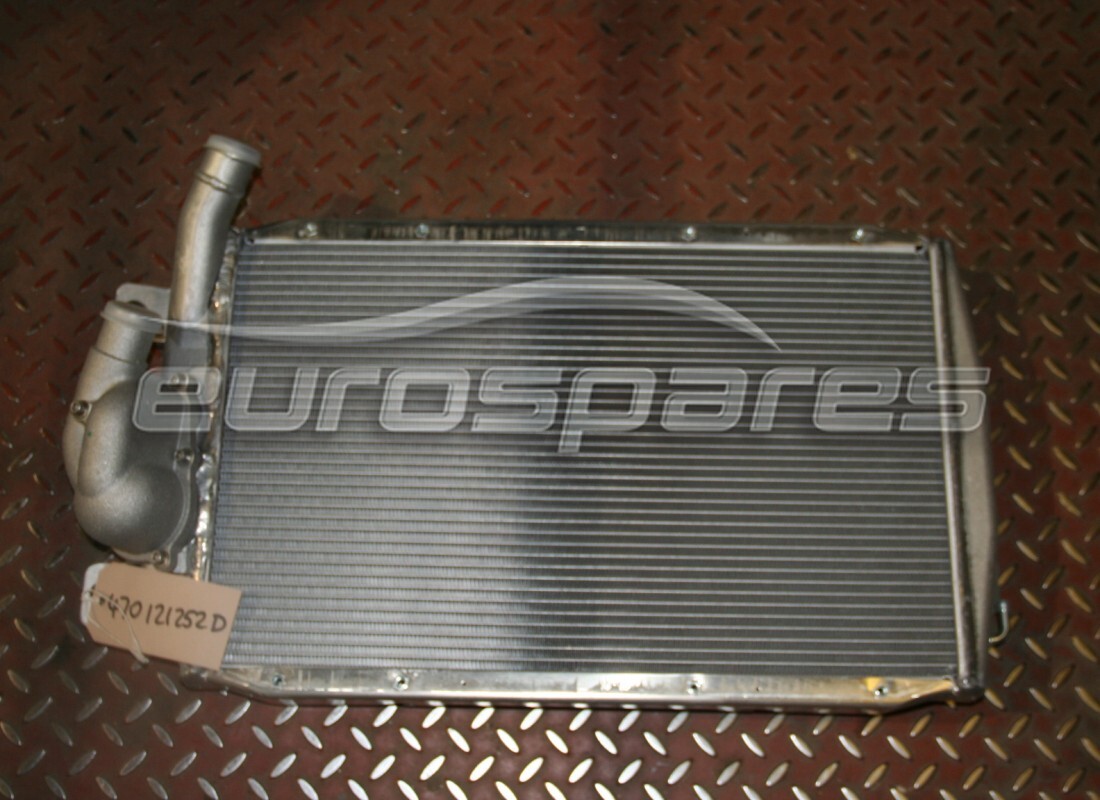 NOUVEAU REFROIDISSEUR D'EAU Lamborghini. NUMÉRO DE PIÈCE 470121252D (1)