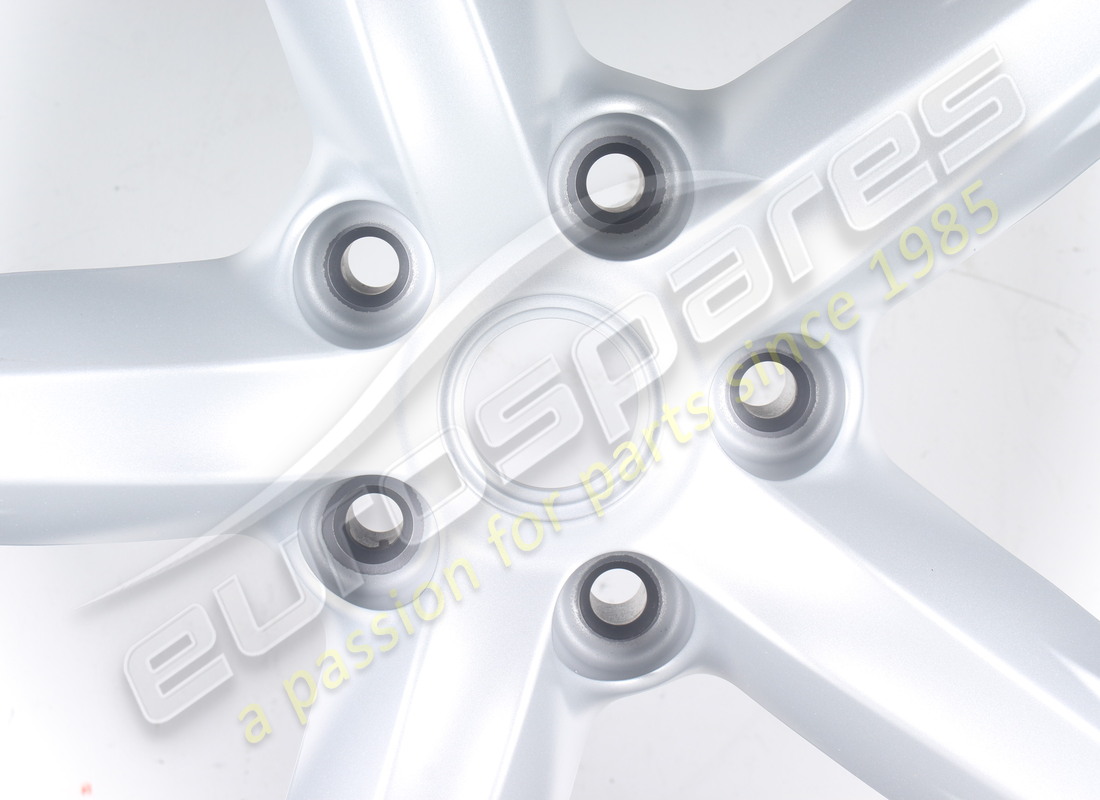 NOUVELLE ROUE ARRIÈRE FERRARI. NUMÉRO DE PIÈCE 328467 (2) nouvelle roue arrière ferrari. numéro de pièce 328467 (2)