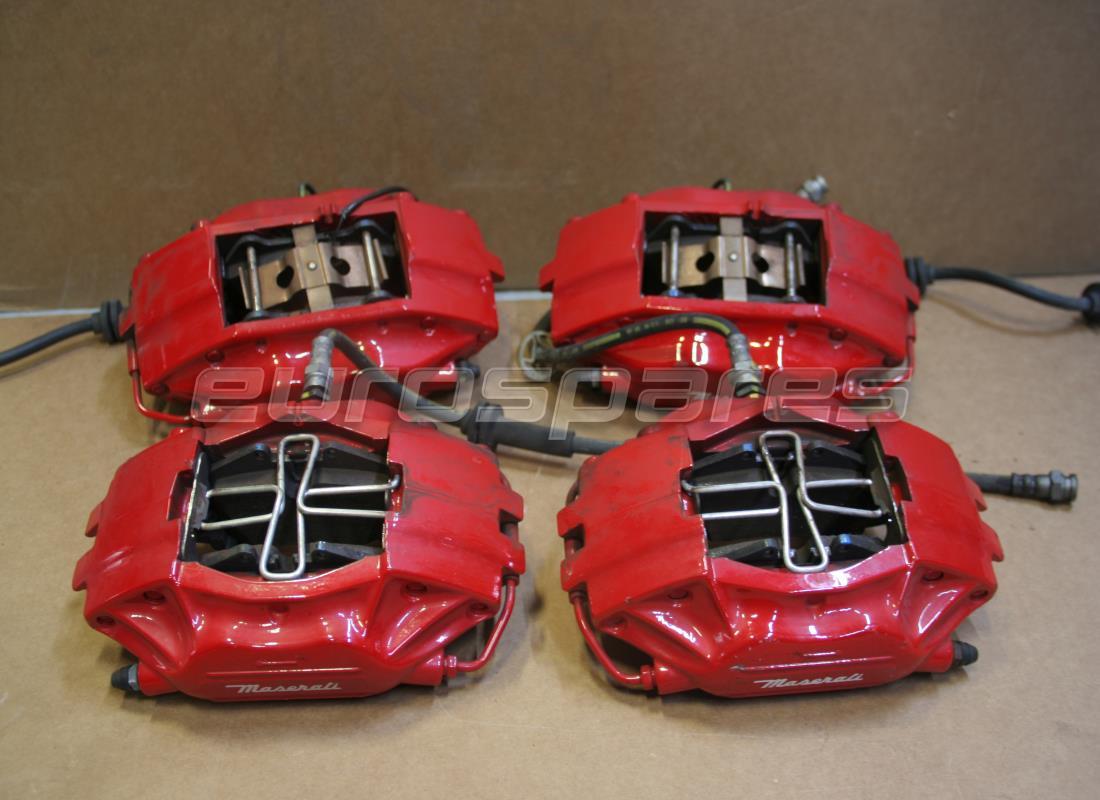 KIT D'ÉTRIERS AVANT ET ARRIÈRE UTILISÉ Maserati. NUMÉRO DE PIÈCE 200047900 (1)