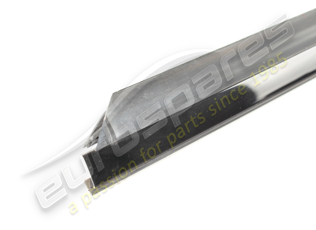 joint de grattoir de vitre extérieure gauche d'occasion maserati. numéro de pièce 82076100 (2)