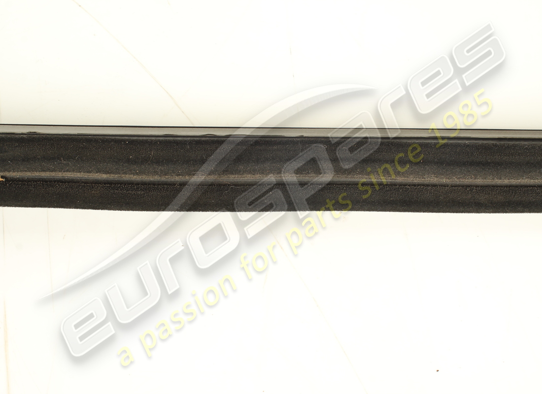 joint de grattoir de vitre extérieure droit d'occasion maserati. numéro de pièce 82076000 (11)