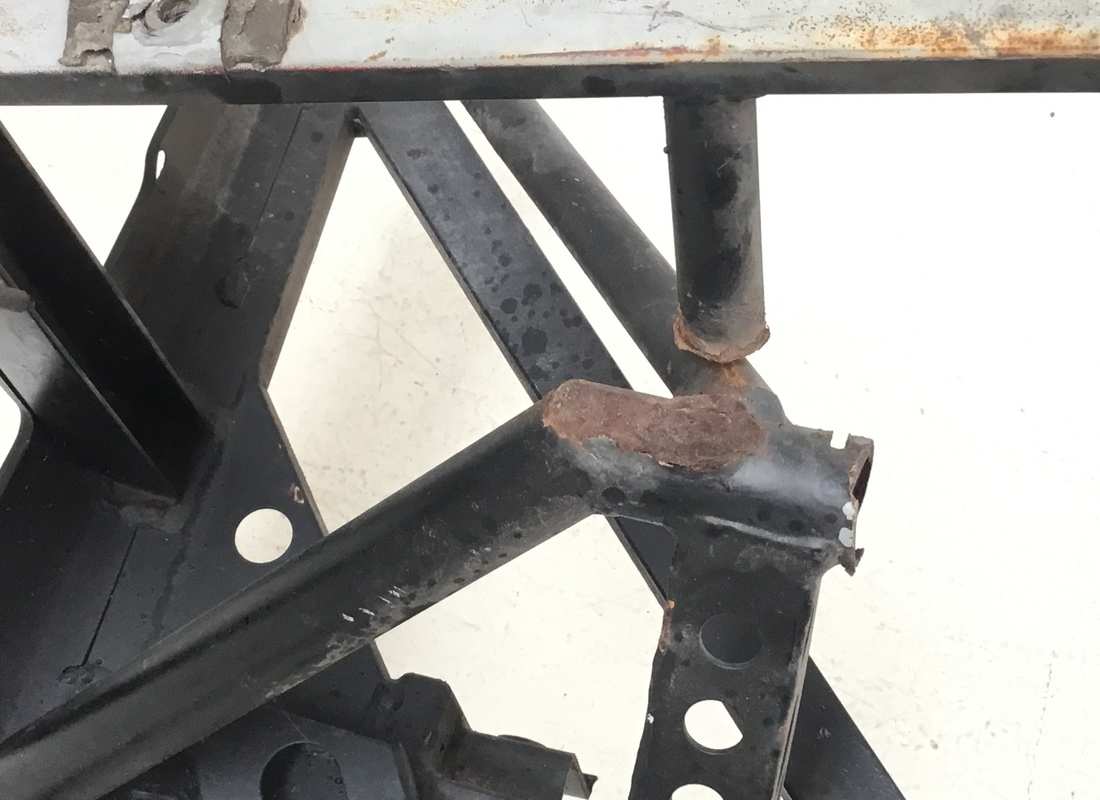 cadre arrière tr endommagé eurospares ferrari 512. numéro de pièce eap1373989 (5)
