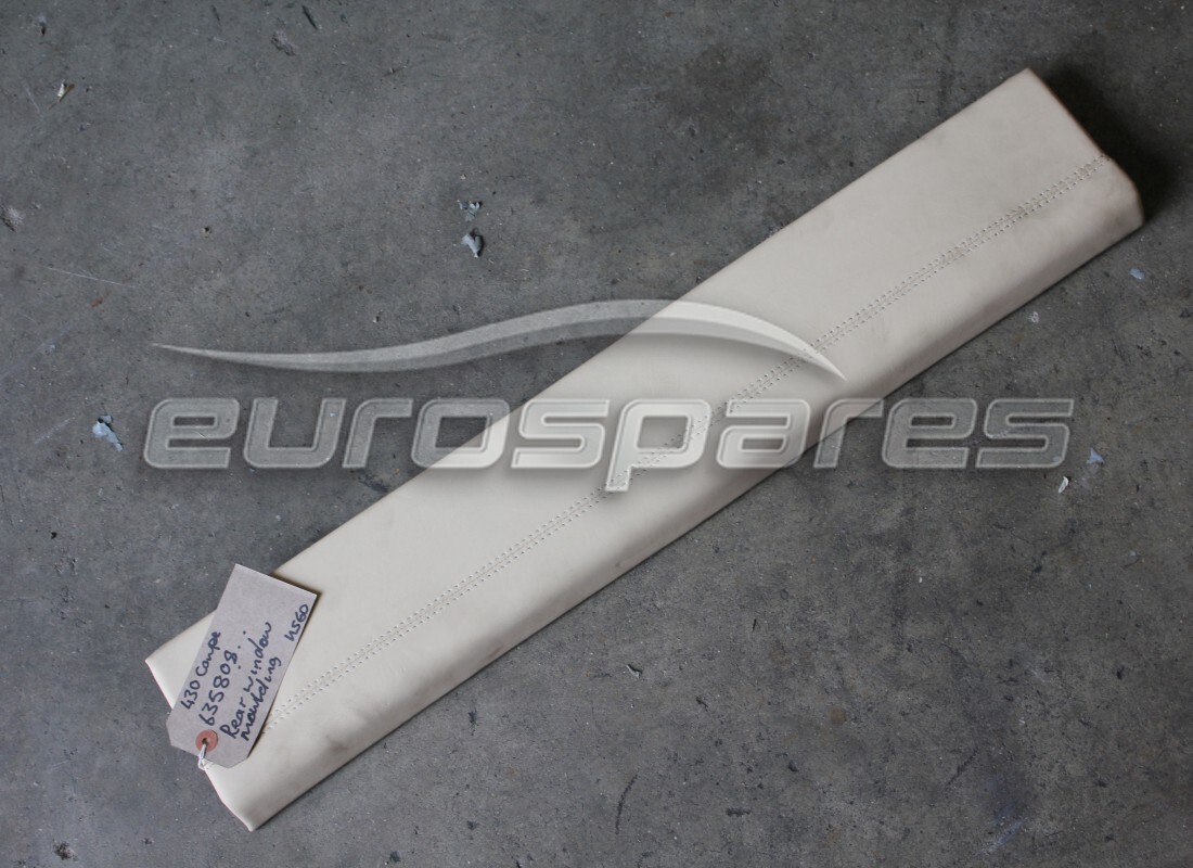 MOULURE INFÉRIEURE DE PARE-BRISE ARRIÈRE Ferrari UTILISÉE. NUMÉRO DE PIÈCE 635808.. (1)
