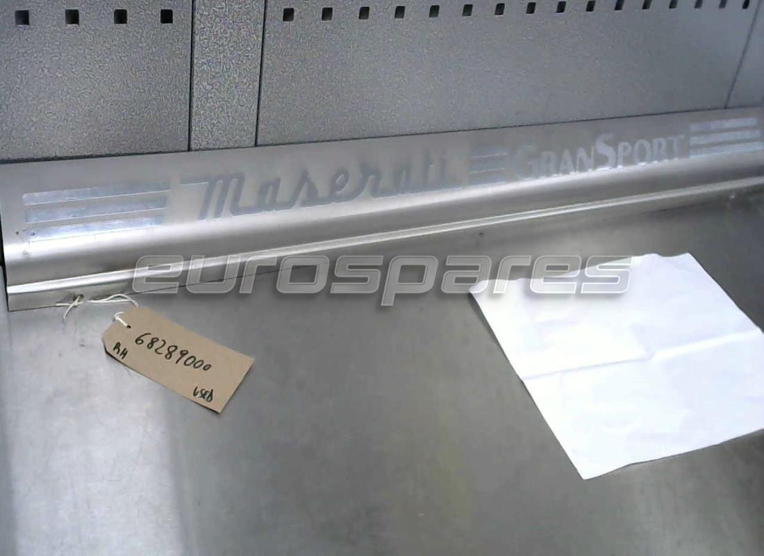 UTILISÉ Maserati MOULURE SOUS-PORTE DROIT,GRANS . NUMÉRO DE PIÈCE 68289000 (1)
