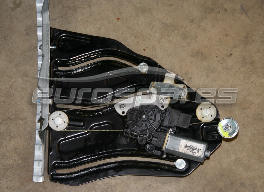 UTILISÉ Ferrari LEVE-VITRE ARRIÈRE DROIT. NUMÉRO DE PIÈCE 69845100 (1)