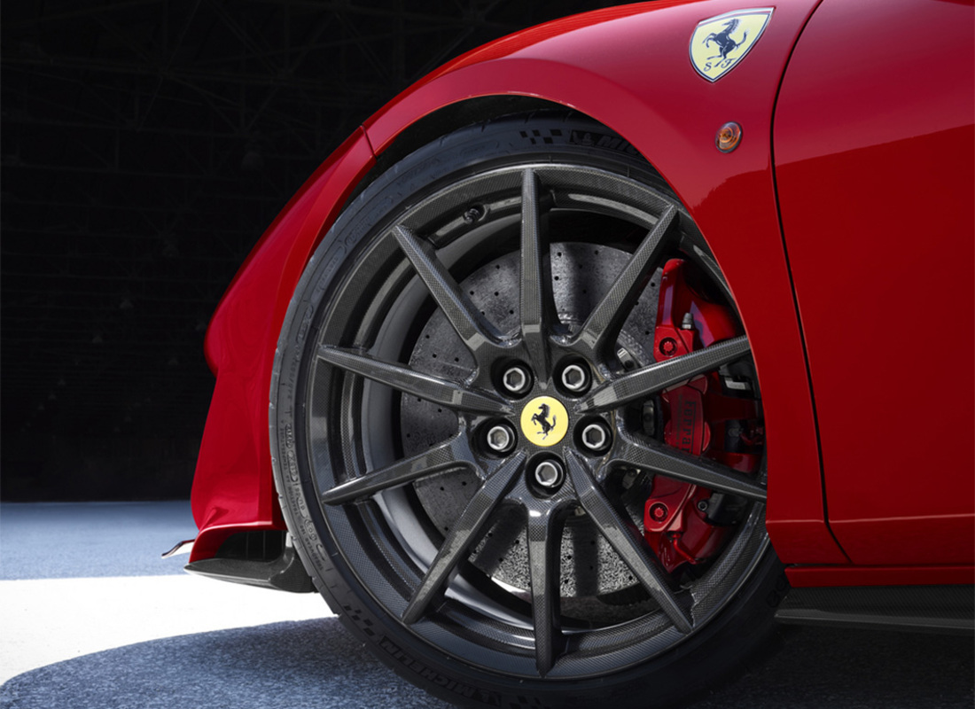 nouveau kit de roues en carbone ferrari avec pneus et boulons en titane. numéro de pièce 70005177 (1)