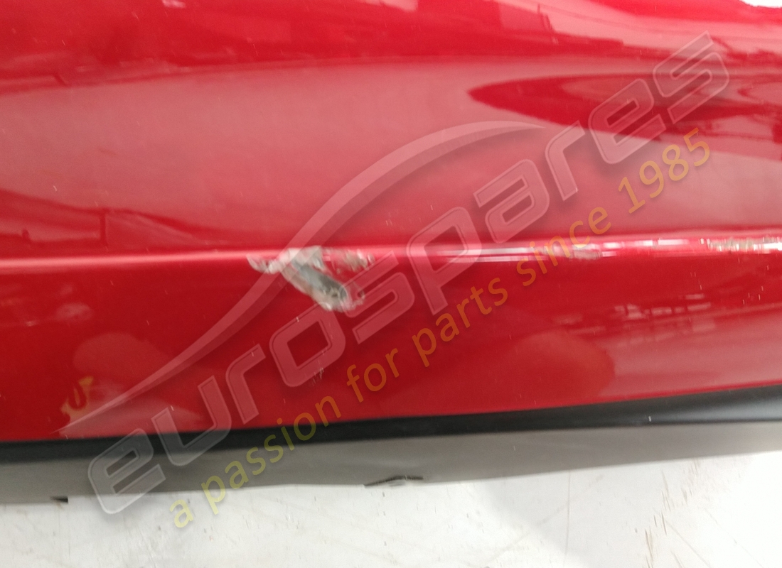 garniture sous-porte droite complète ferrari endommagée. numéro de pièce 985861771 (2)