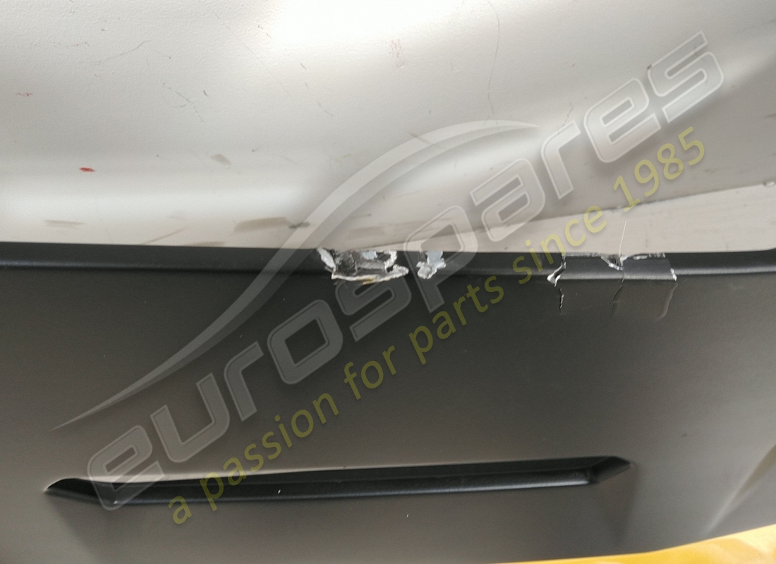 couvercle de coffre lamborghini endommagé. numéro de pièce 476827025 (3)