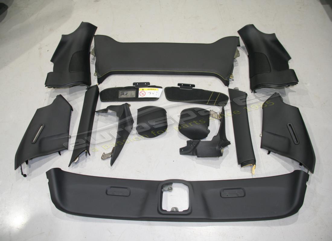 KIT DE GARNITURE DE PAVILLON RHD Ferrari UTILISÉ EN NOIR. NUMÉRO DE PIÈCE 877102000 (1)