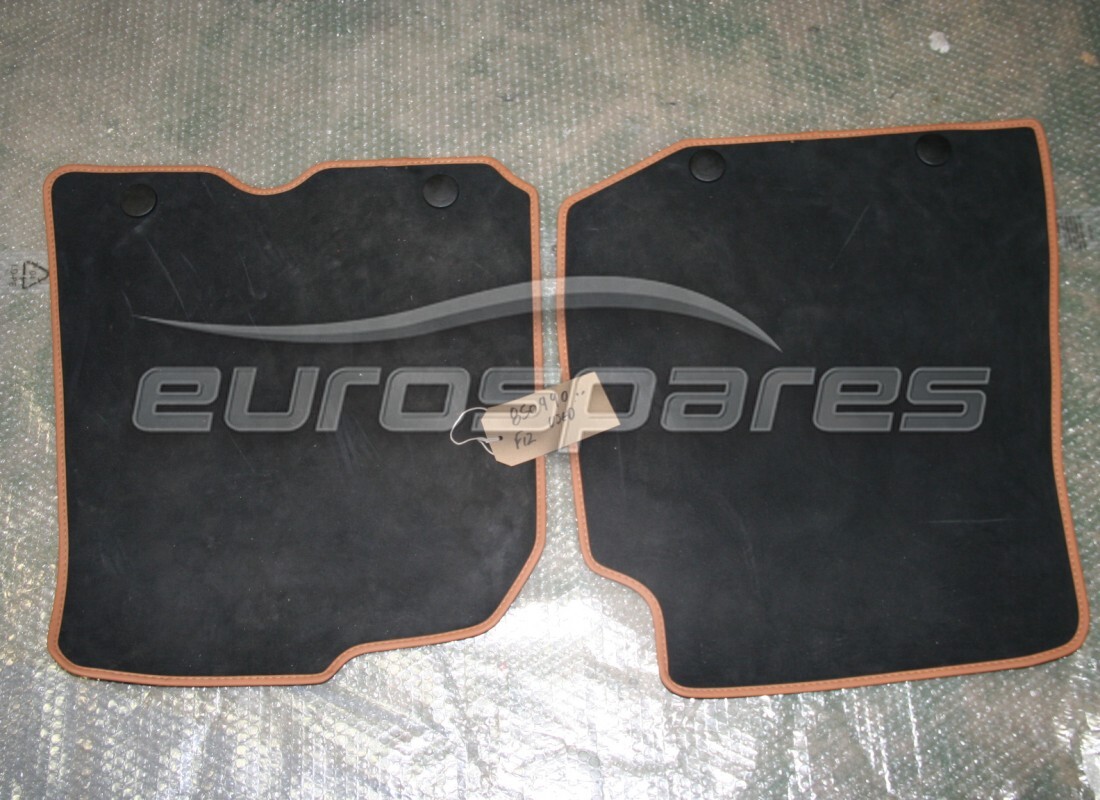 KIT DE TAPIS AMOVIBLE Ferrari UTILISÉ. NUMÉRO DE PIÈCE 850990.. (1)