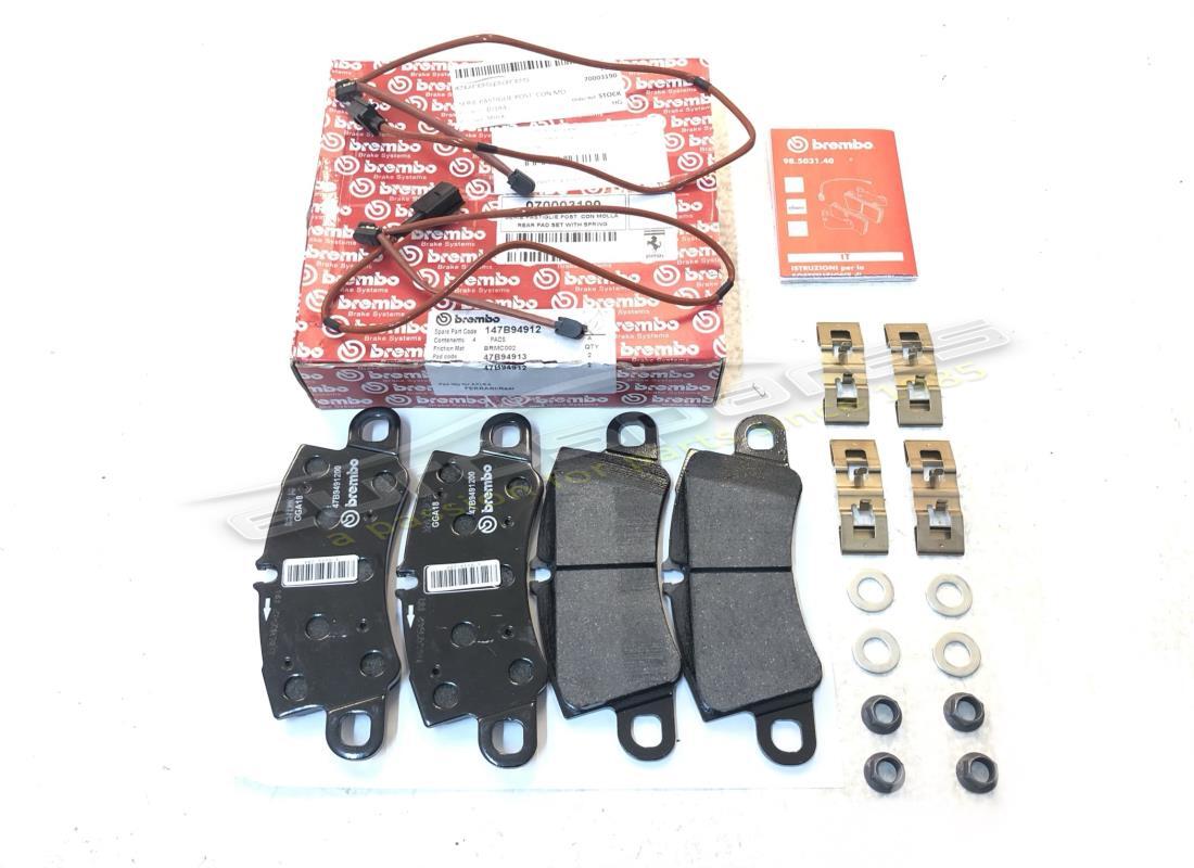 nouveau jeu de plaquettes arrière ferrari avec ressort. numéro de pièce 70003190 (1)