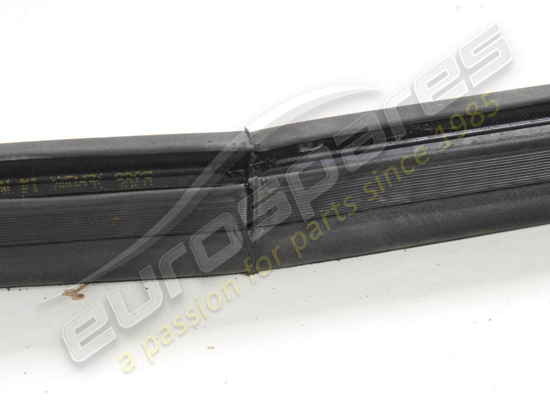 joint de capot ferrari utilisé. numéro de pièce 66982600 (2)