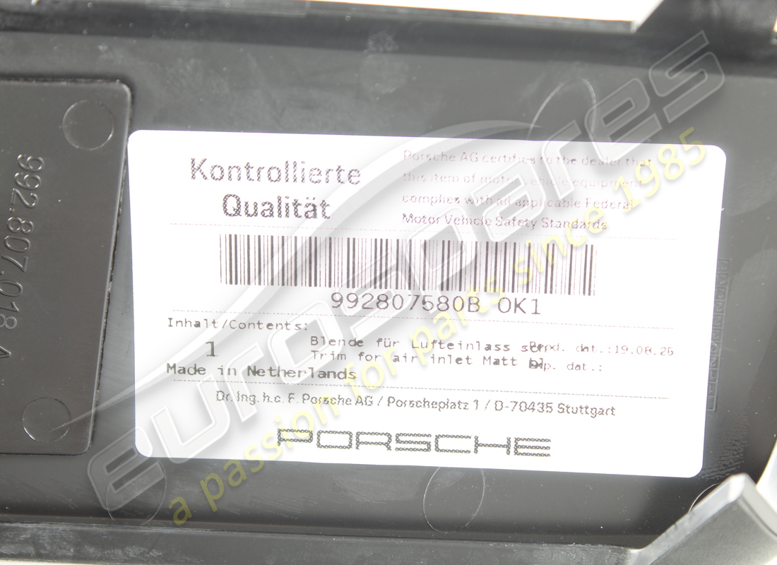 NOUVELLE GARNITURE PORSCHE POUR ENTRÉE D'AIR NOIR MAT. RÉFÉRENCE 992807580BOK1 (3) nouvelle garniture porsche pour entrée d'air noir mat. référence 992807580bok1 (3)