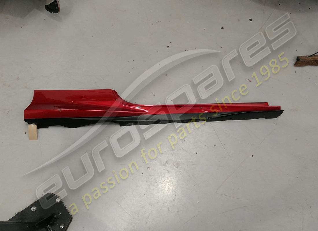 garniture sous-porte droite complète ferrari endommagée. numéro de pièce 985861771 (3)