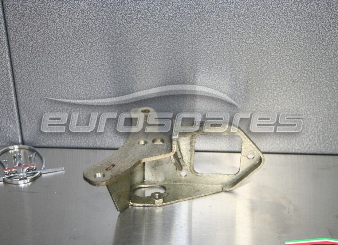 KIT DE SUPPORT DE POMPE HYDRAULIQUE Maserati UTILISÉ. NUMÉRO DE PIÈCE 260540 (1)