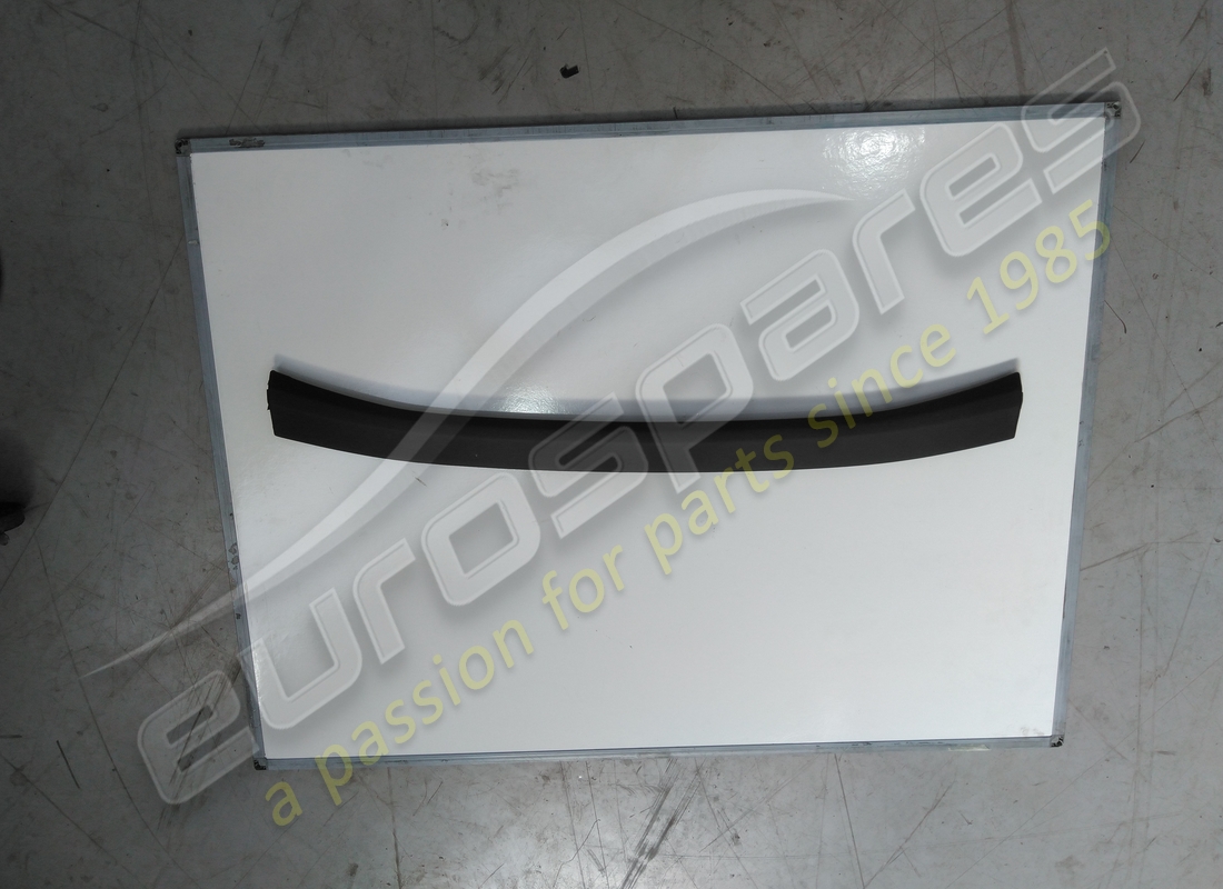 COUVERCLE DE FISSURE DE PARE-BRISE Lamborghini UTILISÉ. NUMÉRO DE PIÈCE 4T0858345A (1)