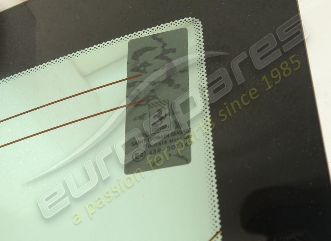 nouvelle vitre arrière ferrari. numéro de pièce 68040100 (2)